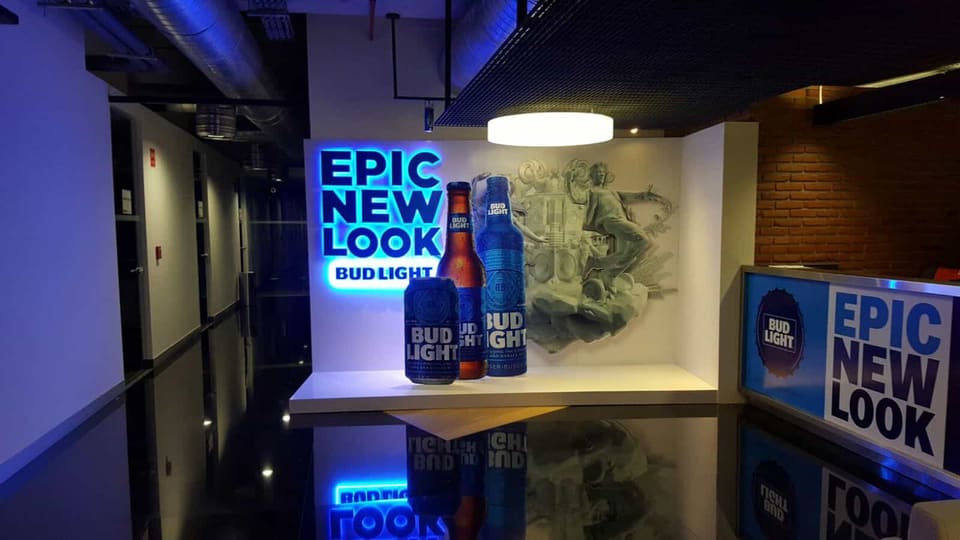 Módulo de exhibición de producto con respaldo en relieve e iluminación