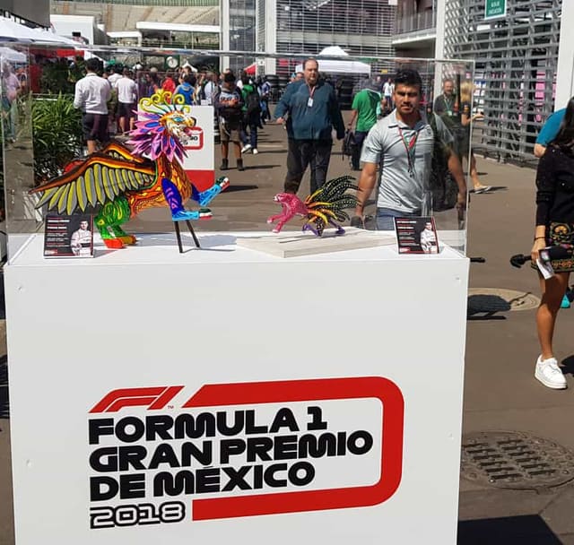 Pedestal de exhibición con vitrina de acrílico y gráfica frontal en corredor de evento